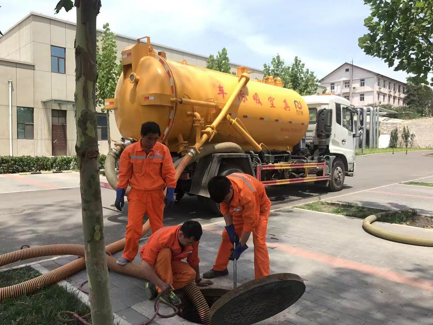西沙化粪池清理与5-8吨吸粪车施工效率分析